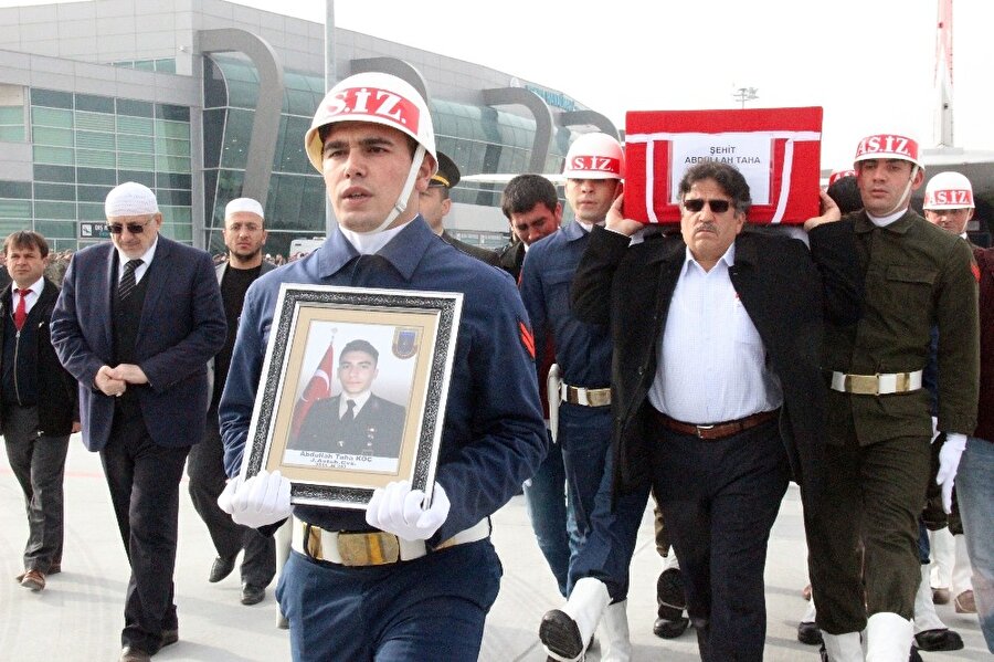 Oğlunun tabutuna omuz verdi