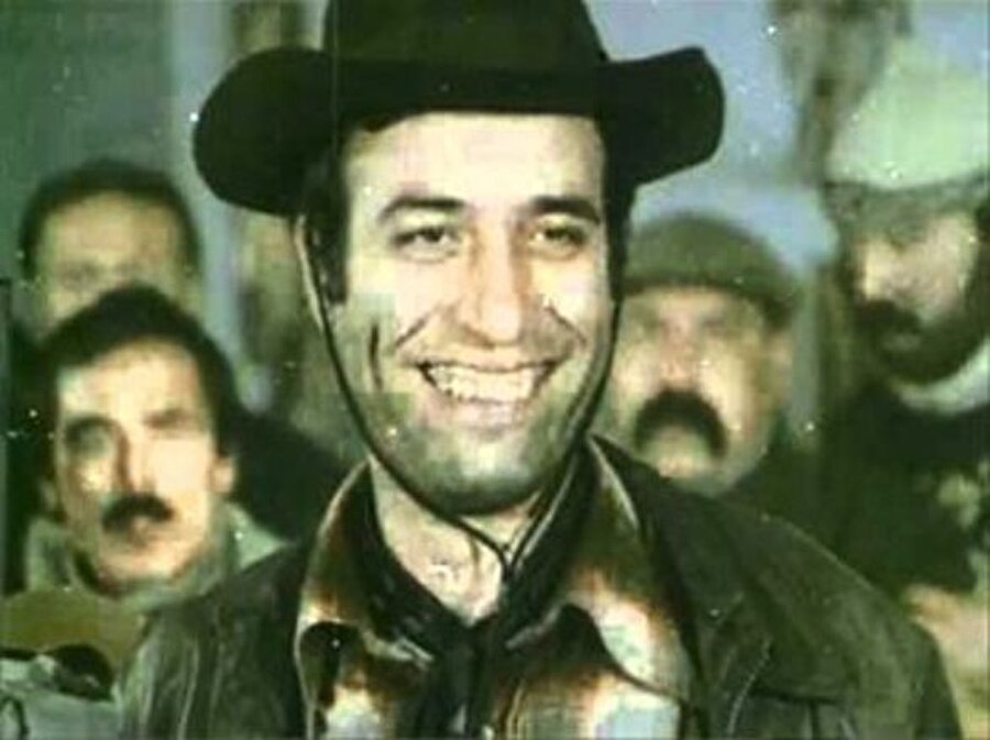 O hata gözden kaçmadı!

                                    Kemal Sunal'ın 'Umudumuz Şaban' filminde kimsenin fark etmediği hata ortaya çıktı. 1979 yapımı 'Umudumuz Şaban' filminde kahvehanede çalışan Ringo Şaban'ın sahnesindeki hata gözden kaçmadı. 
                                