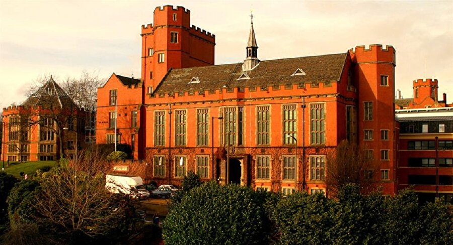 Sheffield Üniversitesi- İngiltere'nin çelik üretim merkezinde bulunan Sheffield Üniversitesi, kütüphane ve bilgi yönetimi çalışmalarında dünyanın en iyisidir. Ama aynı zamanda birincilik tacını North Carolina üniversitesiyle paylaşıyor.

