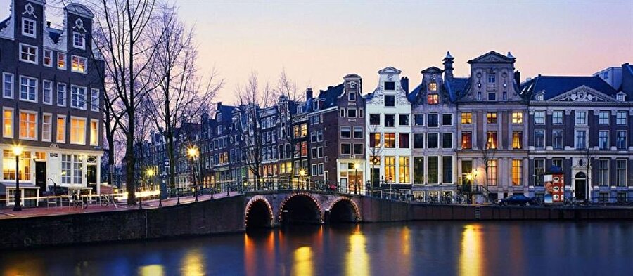 Amsterdam Üniversitesi- İletişim ve Medya alanında, sıralamada birinci olan üniversite, Avrupa'daki en seçkin üniversitelerden biridir.
