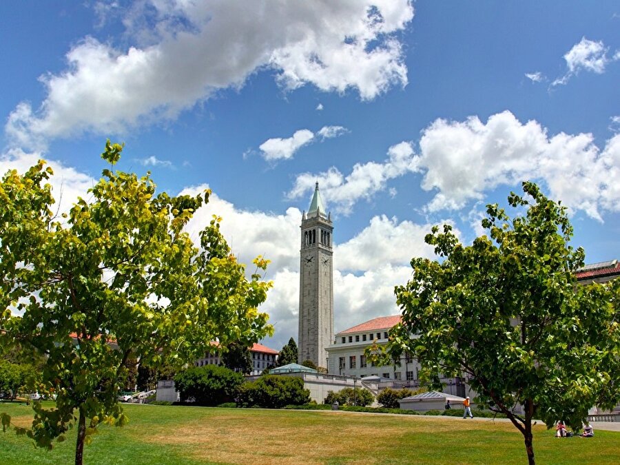 California Üniversitesi- Berkeley kampüsü, akademik doruk noktasının temsilidir adeta. San Francisco teknoloji merkezinin karşısında bulunan kampüs, akla ilk teknoloji bölümünü getiriyor. Fakat bu üniversite çevre bilimleri bölümünde dünyanın sayılı üniversitelerinden sayılıyor.
