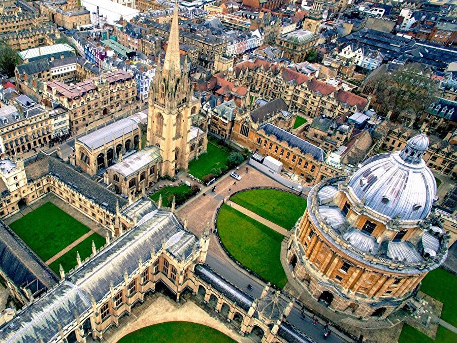 Oxford Üniversitesi- İngilterede her zaman Oxford ve Cambridge rekabeti sürüyor. Ancak geçtiğimiz yıl Oxford, Cambridge'i geride bırakarak İngiliz Dili ve Edebiyatı bölümünde dünyada en iyi üniversite seçildi.

