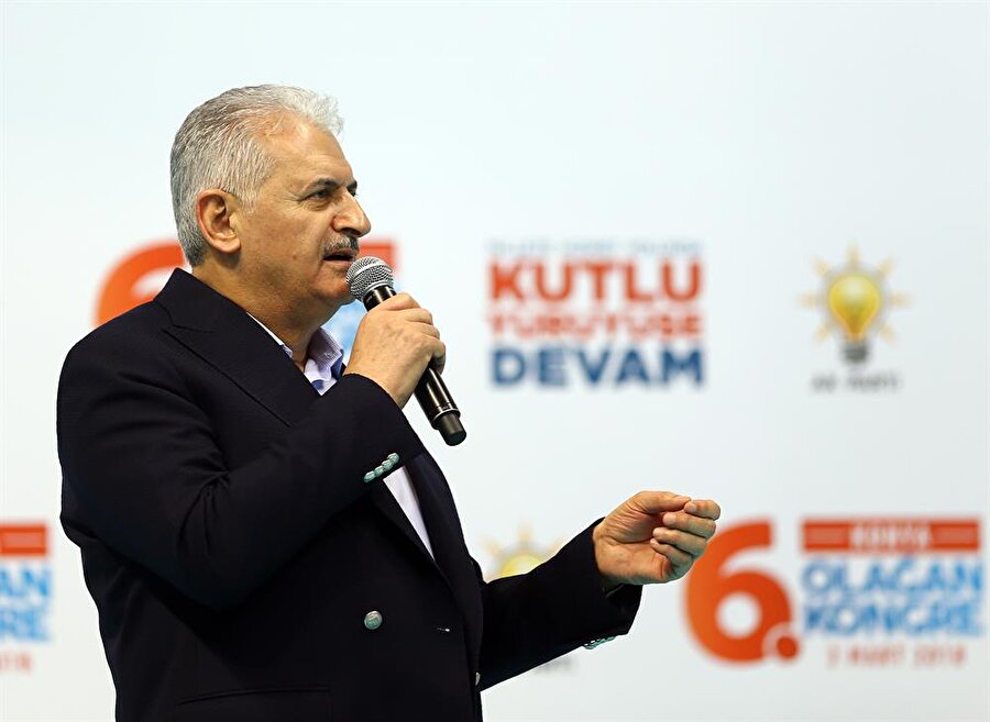 Başbakan Yıldırım: Kahraman Mehmetçiklerimiz destan yazıyor
Başbakan Yıldırım, Afrin'de yürütülen Zeytin Dalı Harekatı'na ilişkin, "Kahraman Mehmetçiklerimiz destan yazıyor. Raco'yu da teröristlerden temizlediler" dedi. Başbakan Yıldırım: "Bu mücadele aslında Avrupa'nın da barışı içindir. Dünyadaki küresel barış için de geçerlidir. Terör ile işbirliği yapanlar bölgede barışı tehlikeye atıyor. Bölgeyi istikrarsızlaştırmaya çalışıyorlar. Meşru bir devlet terör örgütleri ile işbirliği yapamaz. Terör örgütlerine sempati besleyenlerin eline kan bulaşıyor. Türkiye olarak bölgemizde barışın ve huzurun hakim olmasını istiyoruz. Kan ve gözyaşının sona ermesini istiyoruz." açıklamasında bulundu.