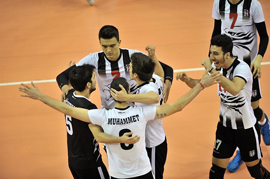 Beşiktaş küme düştü
Efeler Voleybol Ligi'nde Beşiktaş, Baraj Etabı'nda ilk maçını İnegöl Belediyespor ile oynadı.
Ligde normal sezonu galibiyet alamadan 0,570 puanla son sırada tamamlayan TKD Kuzey Enerji Torul Gençlik'in, baraj etabı maçları öncesi küme düşmesi kesinleşti. Sezonu 8,250 puanla 11. sırada bitiren Beşiktaş'ın ise ligde kalma olasılığı oldukça azdı.
Siyah-beyazlılar, baraj etabında yaşayacağı muhtemel ilk puan kaybında ligden düşecek ikinci takım olacaktı. Kazanmak zorunda olan Beşiktaş, İnegöl Belediyespor'ea 3-0 yenildi ve küme düşen ikinci takım oldu.
Beşiktaş ve Gümüşhane temsilcisi TKD Kuzey Enerji Torul Gençlik gelecek sezon 1. Lig'de mücadele edecek.