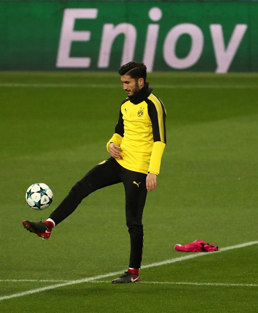 Nuri Şahin’e alçak saldırı
Borussia Dortmund'ta forma giyen Nuri Şahin sosyal medyada yaptığı paylaşımının ardından ırkçı Almanların ve PKK yandaşlarının saldırısına maruz kaldı. Şahin’in "Afrin'de hayatını kaybeden şehitlerimize Allah'tan rahmet, gazilerimize acil şifalar dilerim. Başımız sağ olsun, geride kalanlara Allah dayanma gücü versin" mesajı ırkçı Almanlar'ın ve PKK yandaşlarının hedefi oldu. Söz konusu gruplar Bundesliga'da başarıyla top koşturan Şahin'e hakaret dolu mesajlar yazdı.