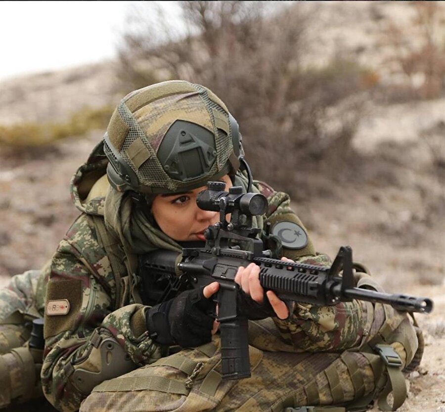 Çiğdem Teğmen ölecek mi?
Gaye Turgut'un canlandırdığı Çiğdem Teğmen, geçtiğimiz hafta yayınlanan bölümünde yangında kalan Aybala'yı kurtarmak için kendisini alevlerin arasına atmıştı. Onun zor durumda olduğunun haberini alan Kağan, Haydar ve Kürşat çatışma bölgesinden ayrılıp Çiğdem'in yanına gitmişti.