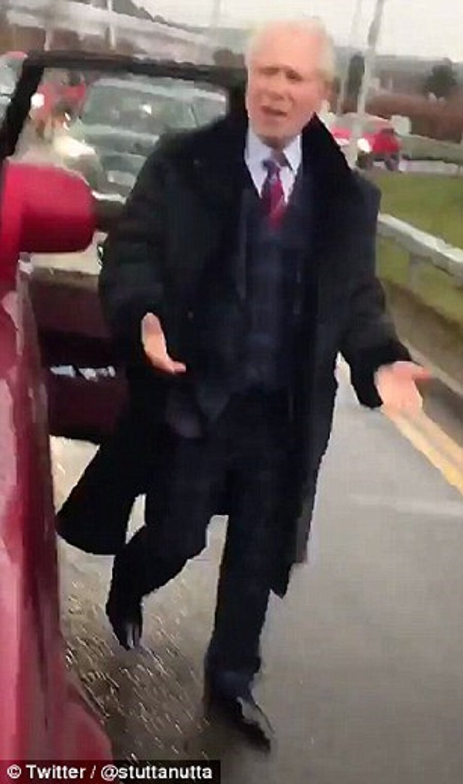​Taraftarların gözü döndü! Başkanın yolunu kestiler