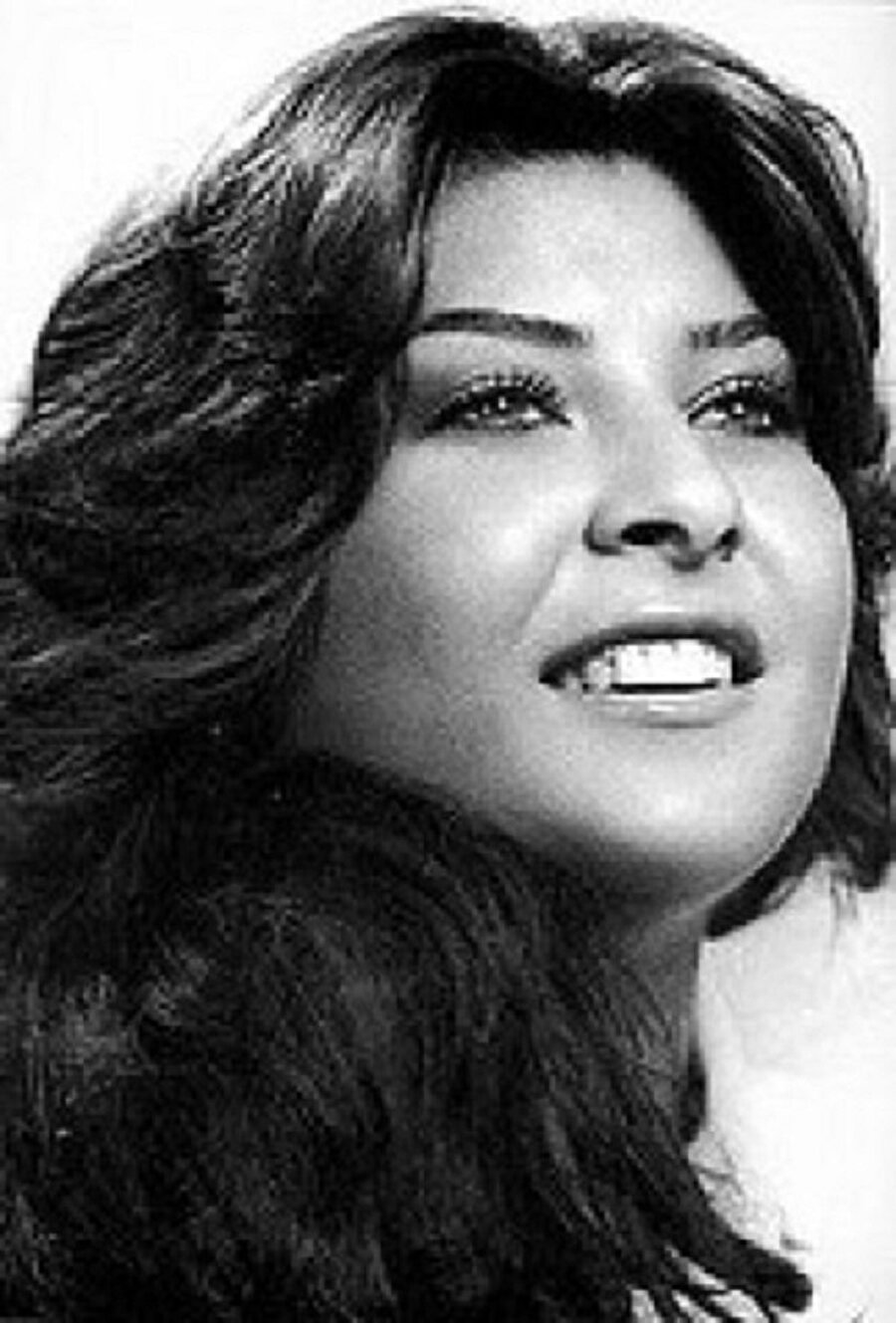 Yeliz hakkında kısaca
Yeliz Eker, 12 Aralık 1957 tarihinde doğmuştur.
1975 yarışması Eurovision Türkiye elemelerinde ikinci oldu. Sözlerini Çiğdem Talu, müziğini Selmi Andak‘ın yaptığı “Hayalimdeki Adam” adlı şarkı ile ikinci olmuştur. Semiha Yankı “Seninle Bir Dakika” adlı şarkısıyla birinci olup Eurovision Şarkı Yarışmasına o katılmıştır.
Yeliz Eker, 1976 yılında “Bu Ne Dünya” adlı şarkısı ile gönülleri fethetti ve dönemin en çok satan plağı oldu.
1978’den 1987’ye kadar arabesk ve fantezi müzik dalında çalışmalar yapan ve sonrasında müzik hayatına bir süre ara veren Yeliz, 2007 yılında “Haykırdım Sessizce” isimli albümü ile müziğe geri dönmüştür. Yeliz Eker, 1983 yılında Mersinli iş adamı Ufuk Deveci ile evlendi. 1988 yılında boşandı. Eski eşi Ufuk Deveci 1997’de öz ağabeyi tarafından İstanbul’da öldürüldü.