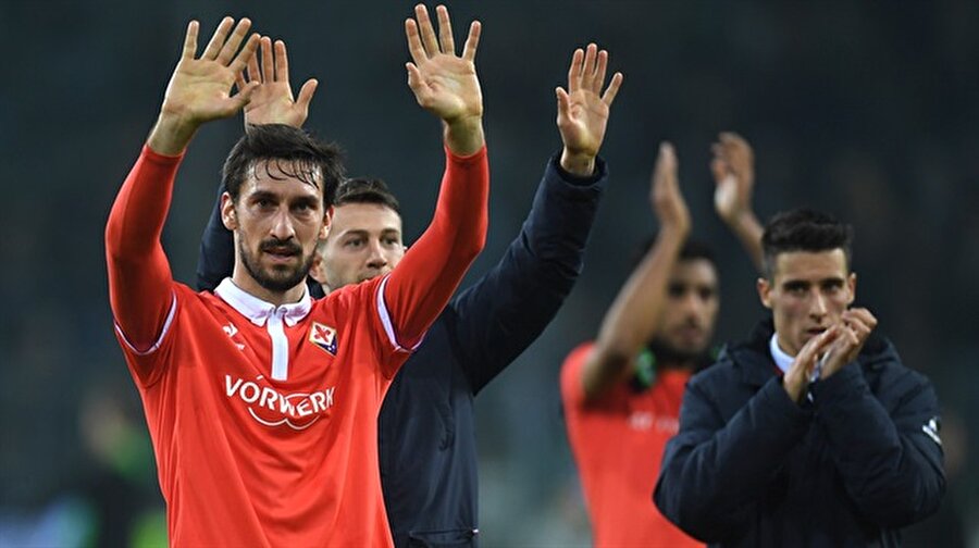 Davide Astori'nin ölümünde cinayet şüphesi
Dün sabah saatlerinde kamp yaptığı otel odasında ölü bulunan Davide Astori ile ilgili flaş bir gelişme yaşandı.
İtalyan basınında yer alan habere göre savcılık İtalyan savunma oyuncusunun ölümüyle ilgili cezai soruşturma başlattı. Astori'nin cinayete kurban gitmiş olabileceği iddia ediliyor.