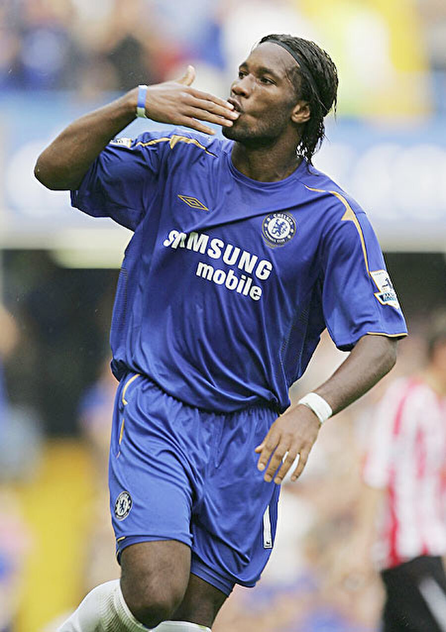 
                                    2003-2004 sezonunda Marsilya'da forma giyen Drogba, 2004'te efsaneleşeceği kulüp olan Chelsea'ye imza attı.  Sekiz yıl boyunca Chelsea forması giyen Drogba 12 kupa kazandı.
                                