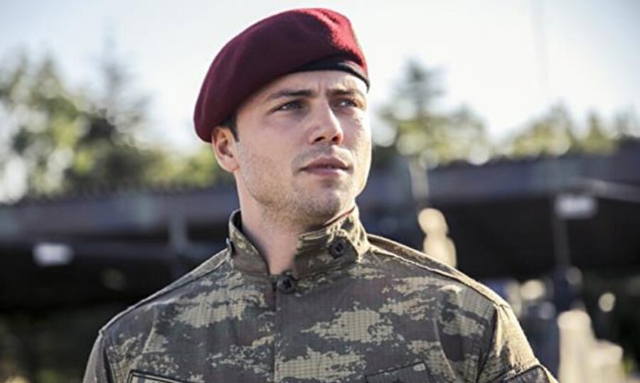 Tolga Sarıtaş hakkında
30 Mayıs 1991 tarihinde İstanbul’da dünyaya gelmiştir ve aslen Sivas’lıdır. Lise eğitimini Halil Akkant Lisesinde tamamlamış, üniversite eğitimi ise Açık Öğretim Fakültesi İşletme Bölümü okuyarak devam ettirmektedir.
Genç yaşlarından itibaren oyunculuk anlamında kendini geliştirmeyi hedefleyen Sarıtaş, Esenyurt Belediye Tiyatrosu ve Tiyatro Zeytindalı kadrolarında oyunculuk eğitimi alarak çeşitli oyunlarda kendisini gösterdi. Sonrasında ise yakışıklılığı ile de insanların ilgisini çekmeyi başaran Sarıtaş, kısa zaman içerisinde profesyonel kariyerine imza attı.
2009 yılında yabancı bir yönetmenin çektiği ve kısa bir zaman dilimi içerisinde adından ciddi anlamda söz ettiren Bahtı Kara filmi ile birlikte ilk beyazperde projesine çıkmayı başardı ve bu anlamda yapımcılara ve izleyicilere kendisini gösterdi.
Arada geçen zaman dilimi içerisinde küçük çaplı ve bölümlük roller ile birkaç farklı dizi ve filmde kendisini gösteren Tolga Sarıtaş, 2013 yılında 20 Dakika dizisi kadrosuna girmiştir ve bu dizide yine geri planda olmasına rağmen yapımcıların dikkatini üzerine çekmeyi başarmıştır. Oyunculuk kariyerinde atmış olduğu en büyük adım büyük ilgi ile izlenen Muhteşem Yüzyıl adlı diziye başrol oyuncusu olarak girmesi ile atılmıştır. Bu dizi ile birlikte Türk televizyonlarında tanınmış ve herkesin beğenisini kazanmıştır. Halit Ergenç, Vahide Perçin gibi usta isimler ile birlikte rol aldığı dizide Şehzade Cihangir karakterine hayat vermiştir. Bu dizide ki başarısının ardında 2015 yılında iddialı olarak ekranlara gelen Güneşin Kızları adlı dizide de başrol oyuncusu olarak rol aldı.
Genç yaşına rağmen kısa bir zaman dilimi içerisinde adından çok ciddi anlamda söz ettirmeyi başaran ve fark yaratan Tolga Sarıtaş, aldığı ödüller ile birlikte oyunculuk dünyasının genç yaşta en başarılı isimlerinden birisi olmuştur.