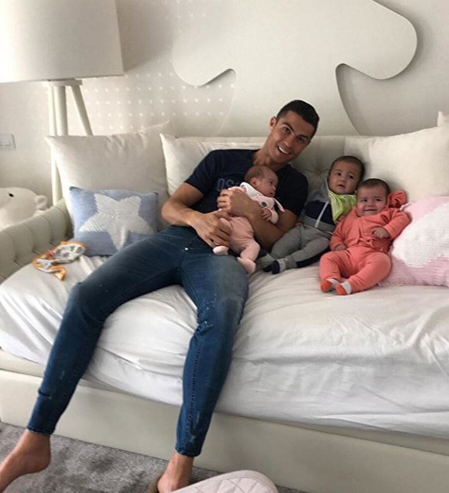 Ronaldo yoğun maç temposuna rağmen çocuklarına zaman ayırıyor. 