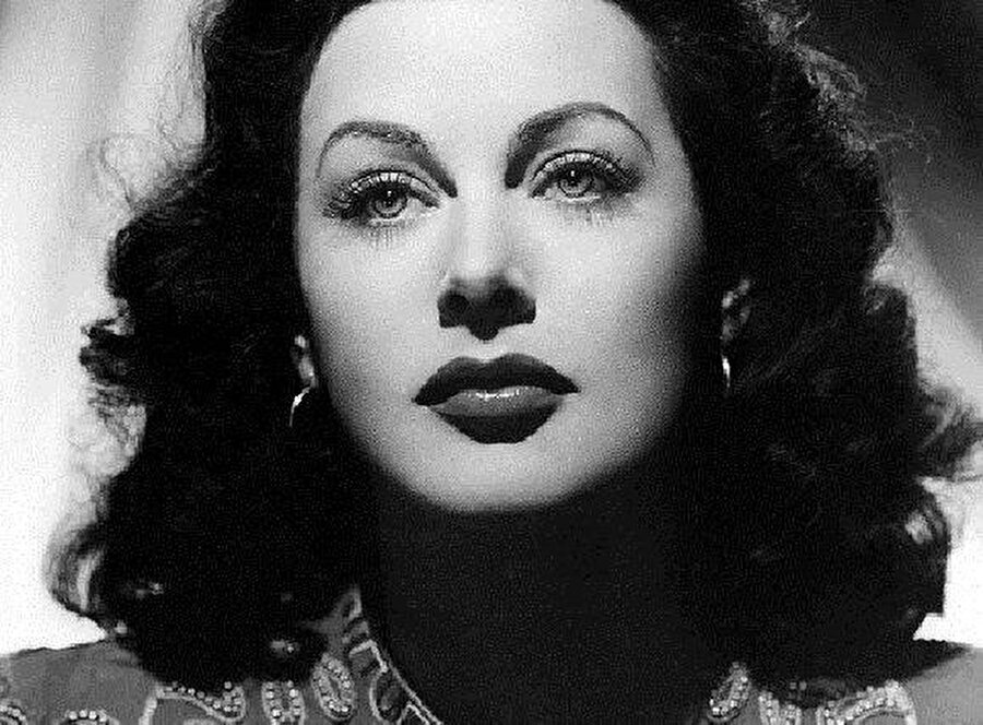 Hedy Lamarr

                                    
                                    Gizli iletişim sistemleri Hedy Lamarr , Yahudi asıllı Avusturaylı ve daha sonra ABD’de yaşamış olan oyuncu, mucittir. Lamarr’ın en önemli icadı ‘Gizli Haberleşme Sistemi’dir. Lamarr kırılmaz bir kod aracılığıyla radyo sinyallerini şaşırtarak mesaj ve konuşmaların düşman eline düşmesini engelleyen bir sistem kurmuştur. Sistemin adını ‘’Gizli Haberleşme sistemi’’ koydu ve patentini aldı.  
                                
                                