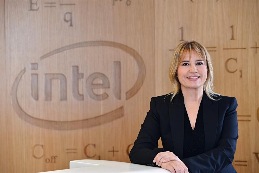 Ayşegül İldeniz

                                    Ayşegül İldeniz, Intel Corporation Yeni Teknolojiler Bölümü Dünya Başkan Yardımcısı. İldeniz’in Türkiye’de başlattığı “e-Dönüşüm İnisiyatifi” adlı proje, Intel’in “World Ahead” adını vererek tüm dünyada gelişmekte olan ülkeler için uyguladığı global projeler arasında yer aldı.
                                