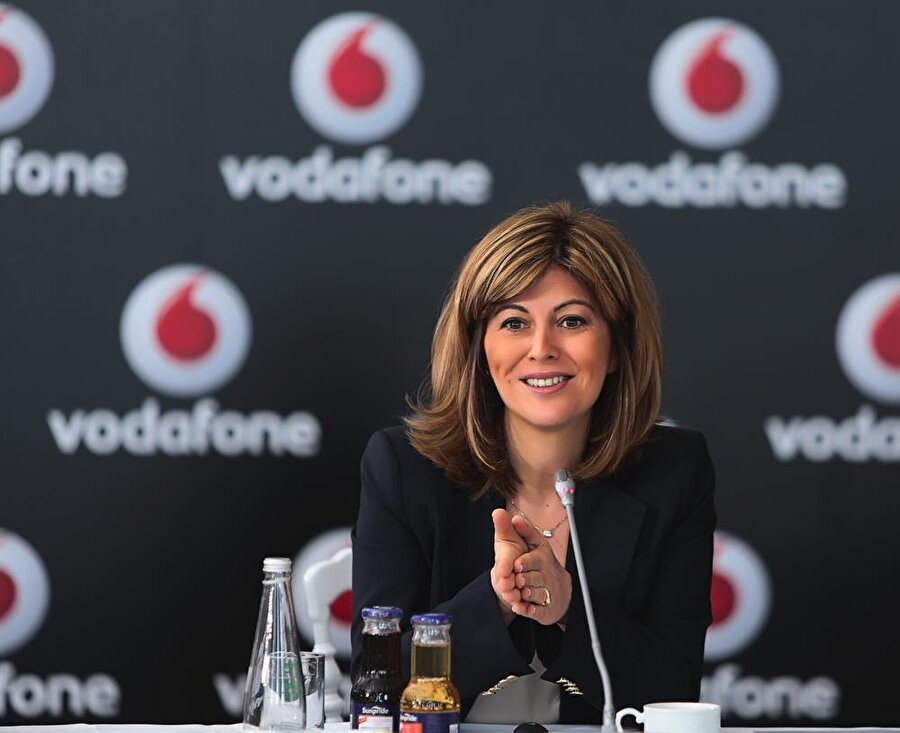 Serpil Timuray

                                    Ocak 2014'te Vodafone Grubu Afrika, Orta Doğu, Asya, Pasifik (AMAP) Bölge CEO'luğu görevini yürütmekte olan Timuray, 15 Ekim 2016 itibariyle Vodafone Grubu Ticari Operasyonlar ve Strateji Dünya Başkanı olarak atandı. Timuray, aynı zamanda Vodafone Türkiye Yönetim Kurulu Başkanlığı sorumluluğuna da devam ediyor.
                                