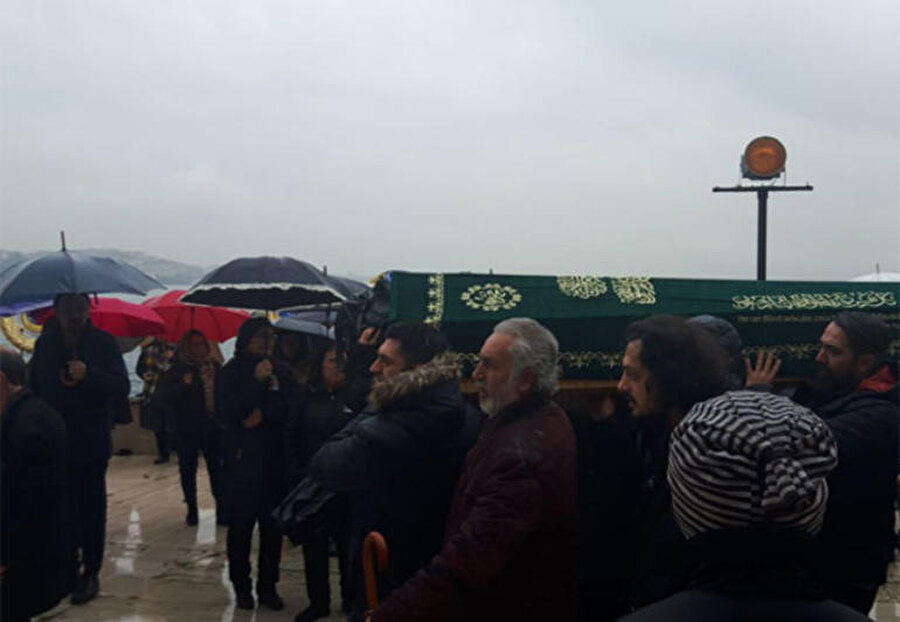 Son yolculuğuna uğurlanıyor
Yaşar Gaga, bugün Ortaköy Büyük Mecidiye Camii’nde öğle namazına müteakip kılınan cenaze namazının ardından; Ortaköy Mezarlığı’nda toprağa verildi. 