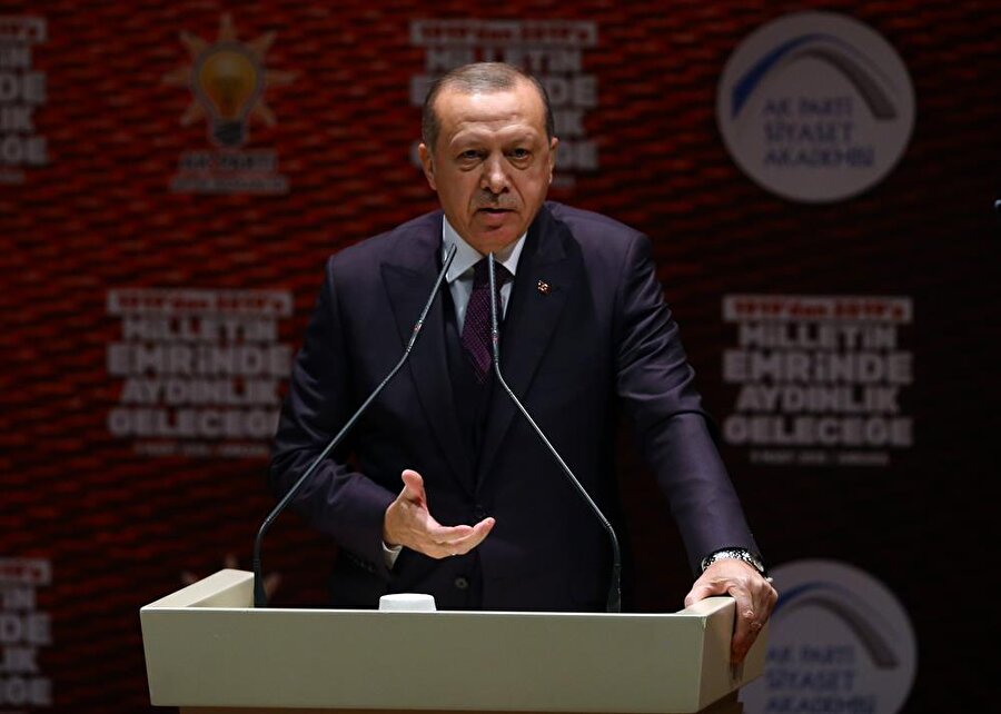 Cumhurbaşkanı Erdoğan: Afrin kuşatıldı, her an girebiliriz
Cumhurbaşkanı Erdoğan, AK Parti Genel Merkezi'ndeki AK Parti Siyaset Akademisi toplantısının açılışında konuşuyor. Cumhurbaşkanı Erdoğan 'düzenleme' sözlerine değinerek: "İlahiyatçılarımızın, muteber alimlerimizin ise ya sesleri çıkmıyor ya da sesleri duyulmuyor. Ya da korkuyorlar. Niye korkuyorsun be kardeşim? Çıkacaksın gerçek neyse söyleyeceksin.Hiç kimsenin dinimizi böyle karikatürize etmeye hakkı yoktur. Biz dinde reform aramıyoruz. Haddimize mi?" dedi.