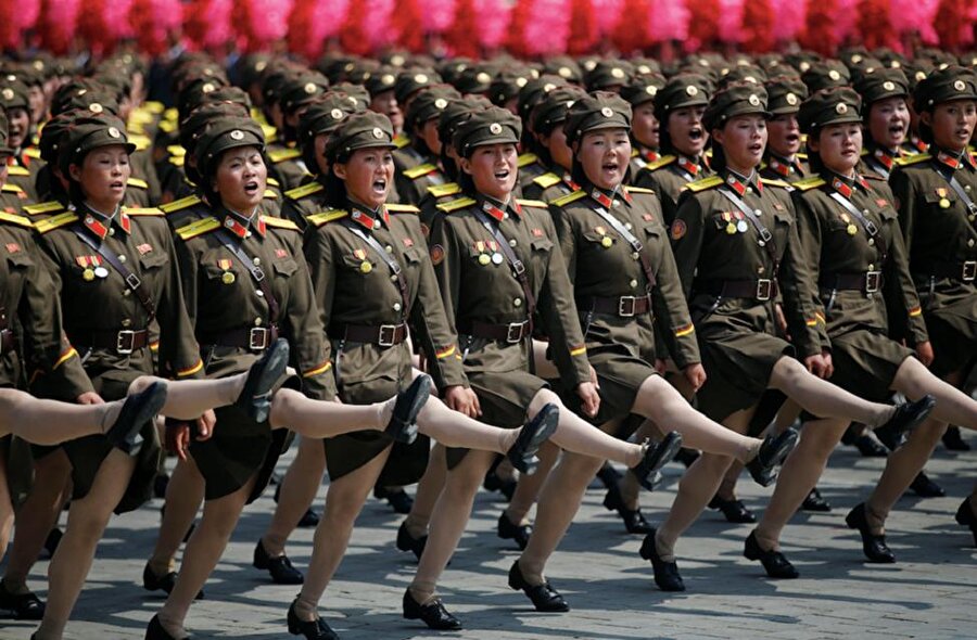 Tüm bunların yanında ülkenin ordusuna maddi destek çok fazla. Kim Jong Un, askeri birlikleriyle gösterişli karşılamalar yapmayı çok seviyor.

                                    
                                