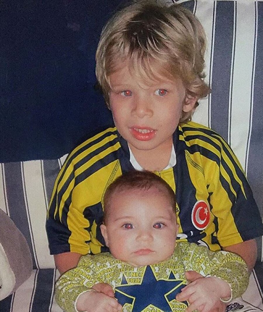 Sydney van Hooijdonk 6 Şubat 2000'de dünyaya geldi. Pierre van Hooijdonk Fenerbahçe’ye geldiğinde Sydney henüz 3 yaşındaydı.