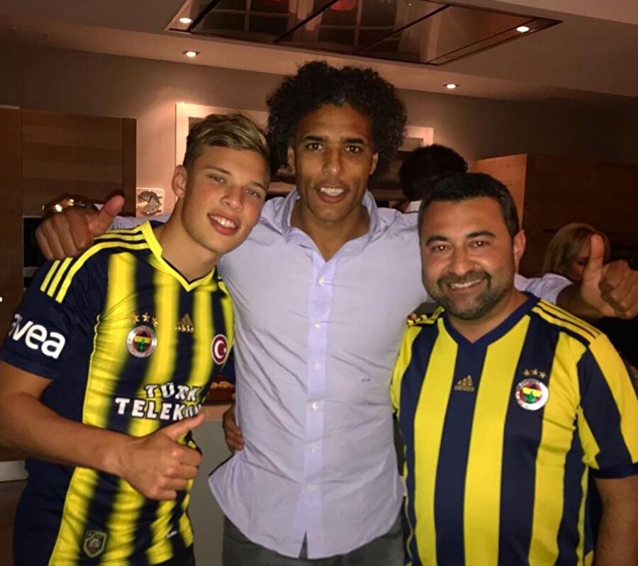 Yetenekli futbolcu fırsat buldukça Türkiye'ye gelip çok sevdiği Fenerbahçe’sinin de maçlarını takip ediyor.