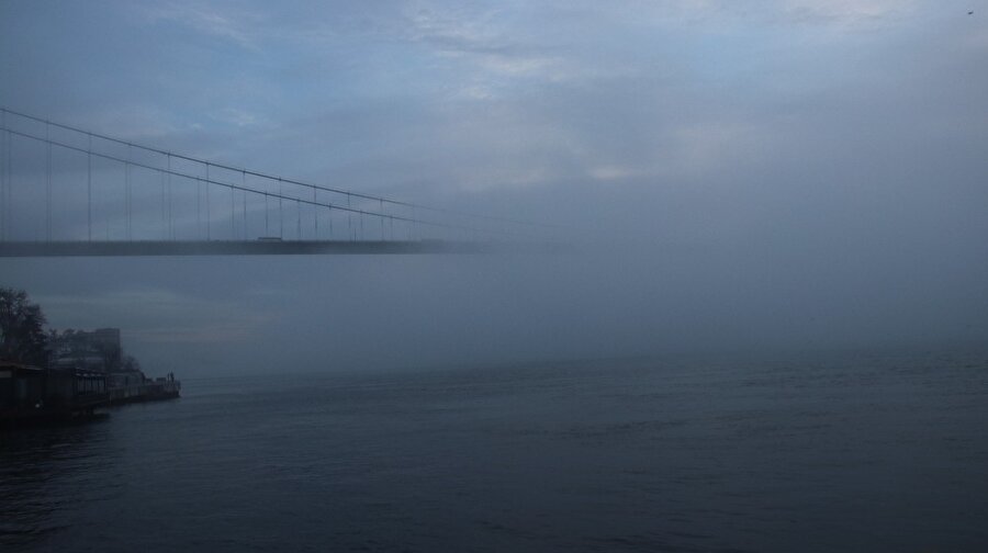 İstanbul'da etkisini sürdüren sis nedeniyle vapur seferleri iptal edildi.