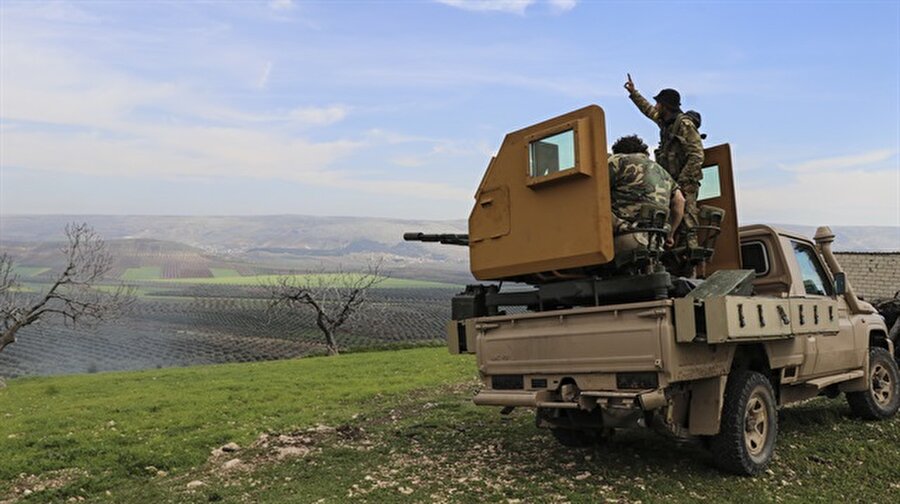 TSK ve ÖSO Afrin'de ilerliyor: 5 köy temizlendi
Türk Silahlı Kuvvetlerince, Zeytin Dalı Harekatı'nın başlangıcından bu yana 3393 teröristin etkisiz hale getirildiği belirtilerek kritik öneme sahip bölgeler ele geçirildi. TSK ve ÖSO birlikleri Mağaralık, Dermeşkanlı, Masaracık, Karabaş ve Aşağı Kefer Dali köylerini teröristlerden temizledi.