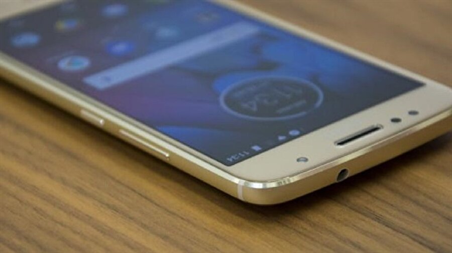 Küvete cep telefonuyla giren genç hayatını kaybetti
Belçika’nın Valon Bölgesinde yaşayan 14 yaşındaki Hugo isimli genç, bir anlık dalgınlık sonucunda cep telefonunu küvetteki suya düşürdü. Telefonu ve şarj kablosunun küvetteki suyla temasının ardından oluşan elektrik akımı sonucunda hayatını kaybeden gencin küvete şarj kablosuyla girdiği öğrenildi. Kapıldığı elektrik akımı sonucunda vücudunda ciddi yanıklar oluşan genç, tüm müdahalelere rağmen kurtulamadı. Bu gibi olaylar bizlere telefonların çok daha dikkatli kullanılması gerektiğini gösteriyor. Çünkü Belçikalı Hugo, telefon ve şarj üniteleri yüzünden yaşamını yitiren ilk kişi değil. Bu konuda çok daha dikkatli olmalı ve kullanım alanlarını çok iyi belirleyerek tüm ihtimalleri düşünmeliyiz.