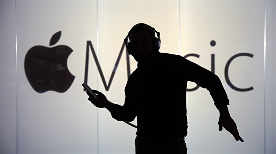 Ücretli abone sayısı açıklanan Apple Music, Spotify'ın alternatifi olmaya devam ediyor

                                    Apple Music, piyasaya sürüldüğünde Spotify’ın en ciddi rakibi olarak görülüyordu. 2017 yılının Haziran ayı ortalarında yapılan açıklamalarda Spotify’ın 50 milyonücretli kullanıcıya sahip olduğu açıklanırken Apple Music’in aynı dönemde 27 milyon ücretli kullanıcıya sahip olduğu açıklanmıştı. Sürekli kullanıcı sayısını artırmayı başaran Apple Music yetkililerinden Eddy Cue’nin yaptığı yeni açıklamaya göre uygulama 38 milyon ücretli kullanıcıya ulaştı. Bu rakamla beraber Apple Music’in sadece 9 ay içinde 9 milyon ücretli kullanıcı kazandığı görülüyor ki bu da ay başına 1 milyon ücretli abone kazanmak demek. 
                                