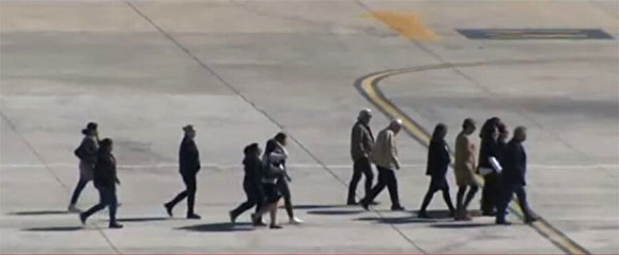 Aileleri karşıladı!
Uçağın inmesiyle ölenlerin acılı yakınları uçağın inmesiyle cenaze araçların olduğu bölüme geldi. Acılı aileler cenazelerin cenaze aracını konmasını bekledi. Ardından Cenazeler Atatürk Havalimanı'nda araçlara konularak Adli Tıp Kurumu'na götürüldü.