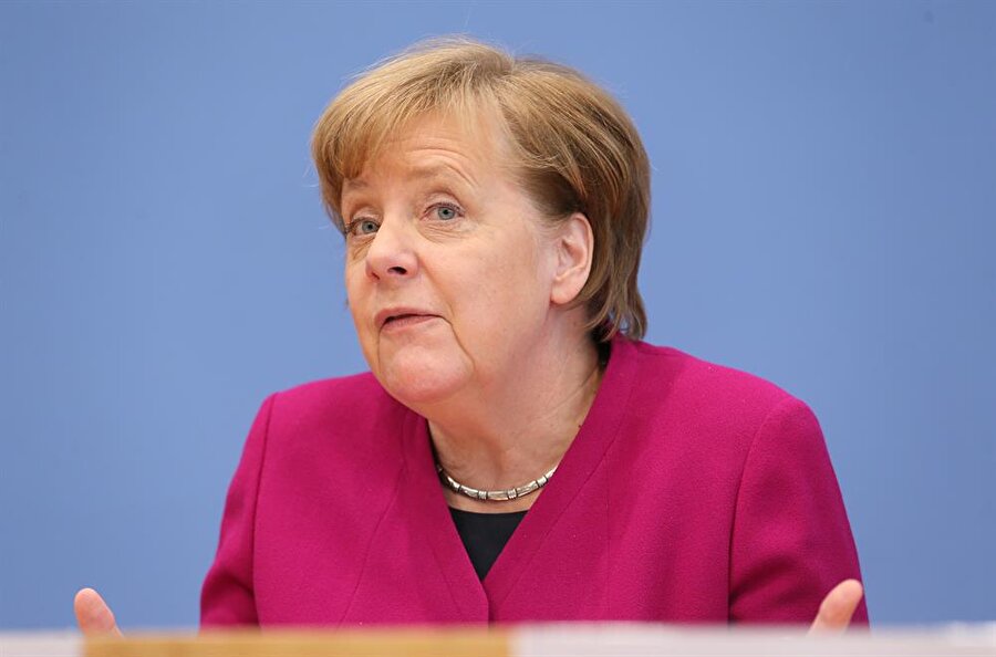 Angela Merkel yeniden başbakan seçildi

                                    Almanya Federal Meclisi'ndeki oylamada Hristiyan Demokratik Birlik Partisi (CDU) Genel Başkanı Angela Merkel, yeniden başbakan seçildi. Cumhurbaşkanı Frank-Walter Steinmeier’in 19. federal hükumetine onay vermesinin ardından Başbakan Merkel yeniden federal meclise gelerek yemin edip görevine başladı.
                                