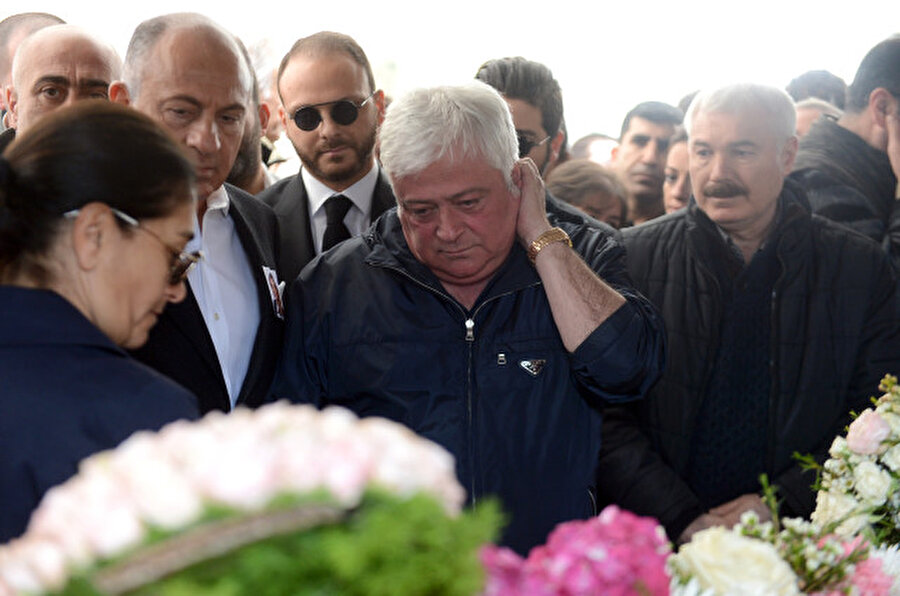 Tabutu çiçek bahçesine döndü!
Mina Başaran'ın babası Hüseyin Başaran, annesi Beril Başaran, kardeşi Can Başaran da camiye geldi. Güçlükle ayakta durduğu görülen baba Başaran, kızının tabutu başında uzun süre gözyaşı döktü. Başaran, tabut başında bir yakına sarılarak ağladı.