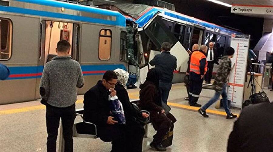 İstanbul Topçular istasyonunda 2 tramvay çarpıştı

                                    
                                    Topkapı-Habibler hattındaki Topçular durağında bekleyen tramvaya, arkadan gelen bir tramvay çarptı. Kaza nedeniyle bölgeye çok sayıda ambulans ve itfaiye ekibi sevk edildi. Kazada vatmanın da aralarında bulunduğu 14 kişi yaralandı.
Yaralıların hayati tehlikelerinin bulunmadığı öğrenildi.
                                
                                