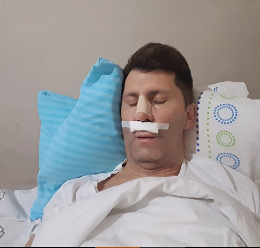 Ahmet Çevik kimdir?
Ekran severler tarafından Levent Kırca ve Oya Başar Tiyatrosu ile tanınan Ahmet Çevik çalışmalarını Tümay Özokur Ajansına bağlı olarak sürdürmektedir.
Bugüne kadar Olacak O Kadar, Bekarlık Sultanlık mı?, Ayrılsak da Beraberiz, Çarli İş Başında, Tatlı Hayat, Çifte Bela, İki Arada, Kendini Bırak Gitsin, Profesyonel Çaylaklar, İnadım İnat, Berberler, Dilan Gelin, Meçhule Gidenler, Rating Kasabası, Dönüş, Düello, Evimin Erkeği, Gemilerde Talim Var, Koçero, Töre, 46 Numara, Osmanlı Cumhuriyeti, Pulsar, Süper Kardeşler, Karımın Dediği Dedik Çaldığı Kontrbas, Arkadaşım Max, Delisin! Delisin! gibi bir çok projede rol almıştır.
1972 yılında dünyaya gelen Ahmet Çevik İstanbul doğumludur.