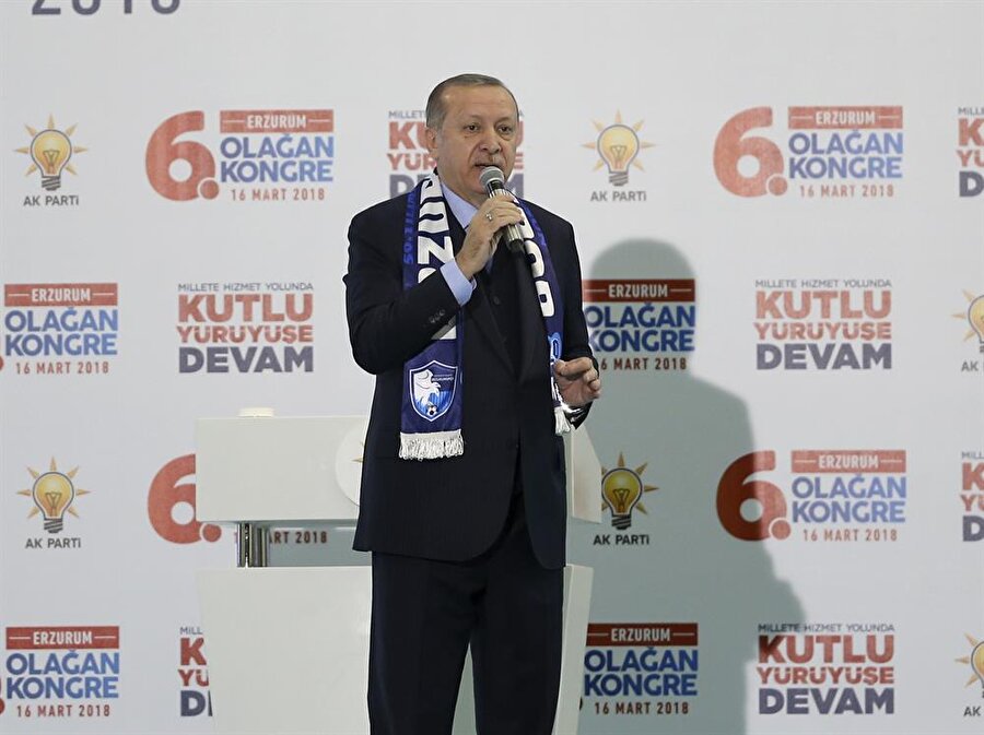 Cumhurbaşkanı Erdoğan: Mümbiç'e yöneleceğiz
Cumhurbaşkanı Recep Tayyip Erdoğan, AK Parti Erzurum 6. Olağan İl Kongresi öncesinde konuştu. Erdoğan: "Mümbiç'e yöneleceğiz. Amerika yeni bir yöntem önermişti. Yeni gelen kadronun nasıl bir yol izleyeceğini bilemiyoruz. Amerika Mümbiç'te niye vardı? DEAŞ'ı kovmak için. Şu anda var mı? Sayın Başkan bana yok dedi. PYD/YPG var. Onları 3 ayda çıkarırız." dedi.