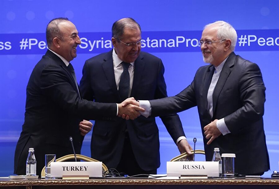 Astana’da Suriye konulu dışişleri bakanları toplantısı sona erdi
Kazakistan'ın başkenti Astana'da Suriye konulu dışişleri bakanları toplantısı sona erdi. Toplantıya Dışişleri Bakanı Çavuşoğlu, Rusya Dışişleri Bakanı Lavrov ve İran Dışişleri Bakanı Zarif ve Kazakistan Dışişleri Bakanı Kayrat Abdrahmanov katıldı. Kazakistan'ın başkenti Astana'da Suriye konulu dışişleri bakanları toplantısı sona erdi. Çavuşoğlu, basın mensuplarının sorularını yanıtladı. “Sadece Doğu Guta'da değil, her yerde siviller konusunda hassasiyetimiz var. Afrin'de de hassasiyetimizi sürdürüyoruz. Doğu Guta'da terörle mücadele etme bahanesiyle sivilleri öldürmeye karşıyız biz. Teröristleri etkisiz hale getirme konusunda özellikle sivillerin ağırlıklı yaşadığı noktalarda değişik stratejilerimiz olması gerekiyor. Siviller ve teröristleri ayrıştırmamız lazım.” ifadelerini kullandı.