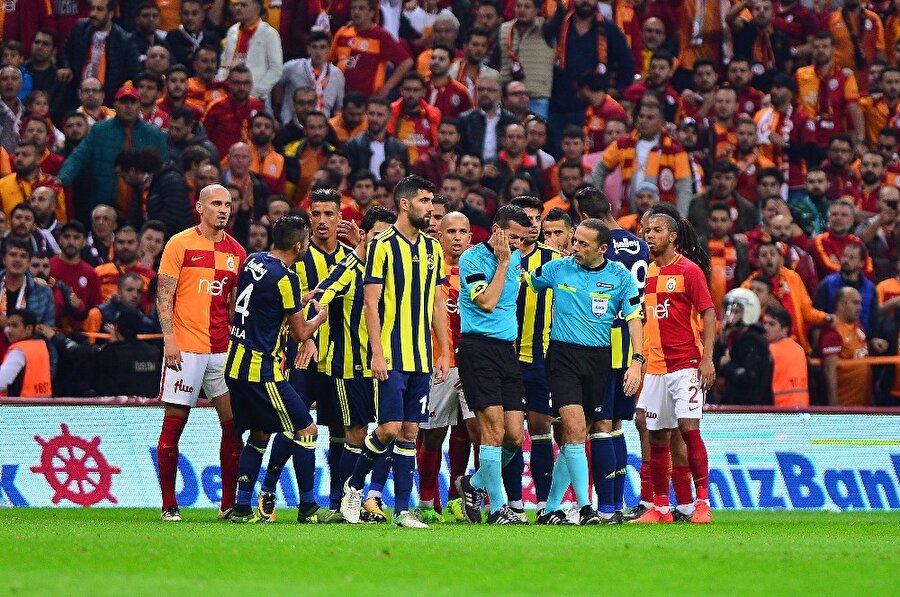 Fenerbahçe - Galatasaray derbisi 17 Mart Cumartesi akşamı 19:00'da oynanacak.