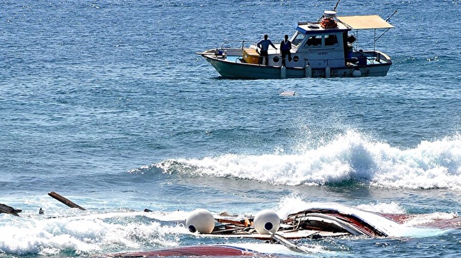 Ege'de tekne faciası: 14 ölü
Yunan adası açıklarında mülteci teknesinin batması sonucu 14 kişi hayatını kaybetti.
Yunanistan’ın Agathonisi Adası açıklarında kaçak mültecileri taşıyan ahşap tekne battı. Yunan Sahil Güvenlik güçleri teknede 20 kişinin bulunduğunu bildirirken, şu ana kadar 14 kişinin cesedine ulaşıldığı kaydedildi. Hayatını kaybedenlerin 4’ünün çocuk olduğu öğrenildi. 