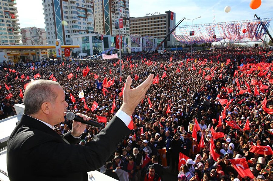 Türkiye Kupası Finali Diyarbakır'da oynanacak
Cumhurbaşkanı Erdoğan, 9 Mayıs 2018'de oynanacak Türkiye Kupası Final maçının Diyarbakır'da yapılan yeni stadyumda oynanacağını açıkladı.