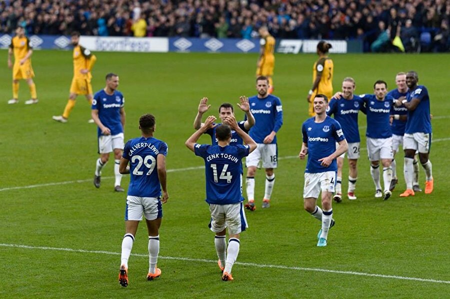 Cenk Tosun ve takım arkadaşlarının gol sevinci.