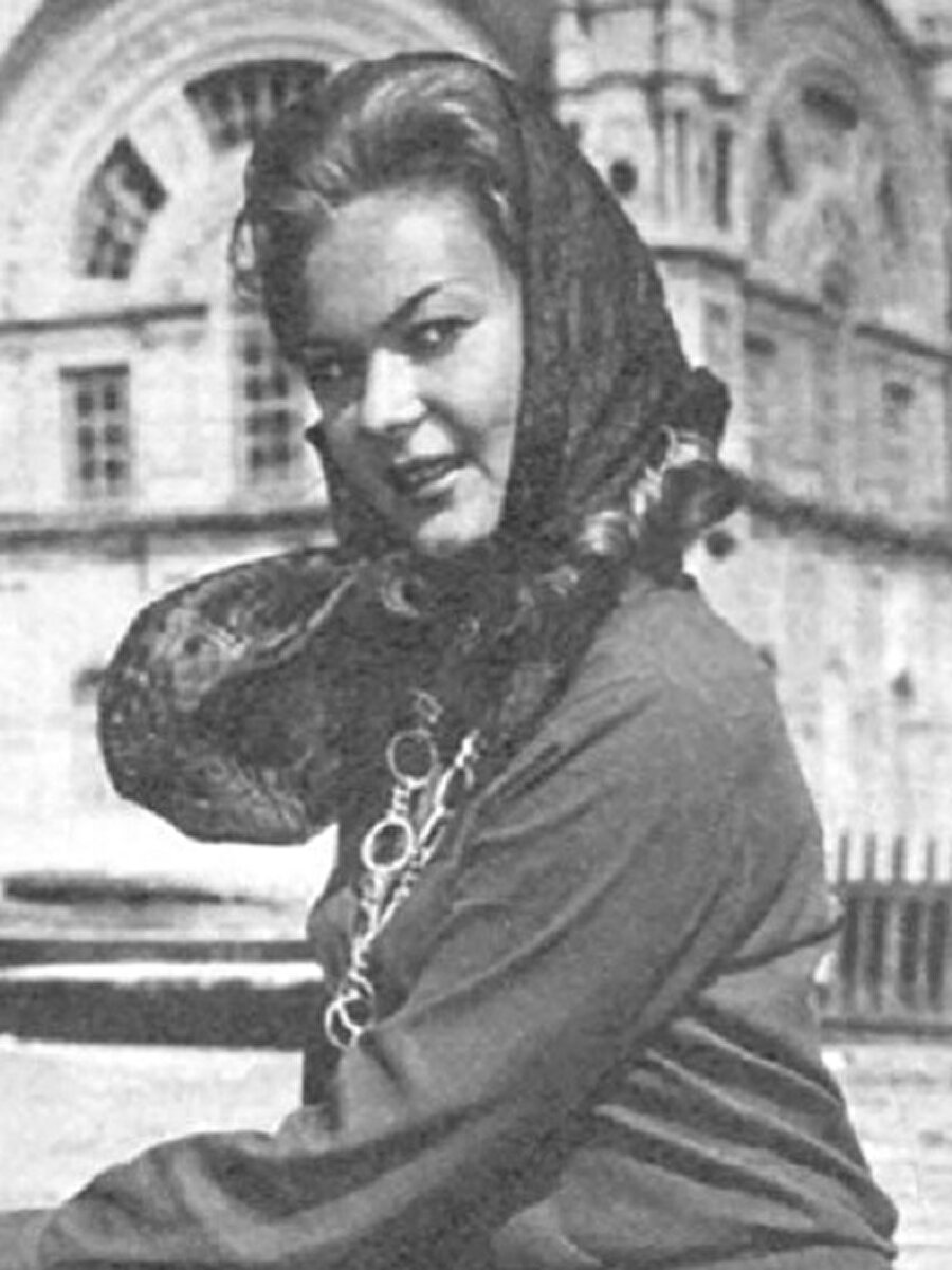 43 yaşında hayata veda etti
Çevredekilerin yardımlarıyla denizden çıkarılıp Alman Hastanesi'ne götürülen Bender, ölümden böylece kurtarıldı. Bu olayın ardından İsveç'e dönen Bender, bir daha eski günlerine dönemedi. Veda mektubuna "Beni kimse anlamıyor" yazan Bender, Ocak 1988'de henüz 43 yaşındayken hayata veda etti.