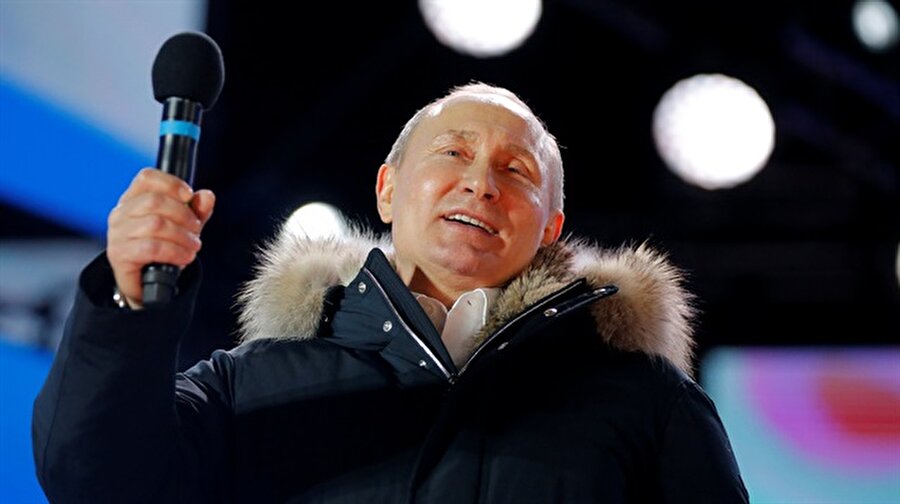Rusya'da başkanlık seçimini açık ara Putin kazandı

                                    Rusya’da milyonlarca seçmen, ülkenin devlet başkanını belirlemek için sandık başına gitti. Rus lider Vladimir Putin seçimi açık ara kazandı. 4. kez 6 yıllığına aynı koltuğa oturacak olan Putin'in görev süresi 2024'e kadar uzayacak.
                                
