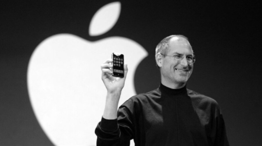 Steve Jobs'ın iş başvuru formu 685 bin TL'ye satıldı

                                    Teknoloji dünyasının efsanevi isimlerinden Steve Jobs, ölümünün üzerinden yedi yıl geçmesine rağmen çalışma ve söylemleriyle sık sık gündeme gelmeye devam ediyor. Jobs hakkında her geçen gün yeni bilgiler ortaya çıkarken son olarak 1973 tarihli gerçek iş başvuru formu da açık artırmayla sahibini buldu. Steve Jobs'ın 18 yaşındayken doldurduğu bu bir sayfalık form, ilgi alanlarını ve diğer bazı ayrıntıları net şekilde ortaya çıkarıyor. Üniversiteyi bırakmadan önceki süreçte çeşitli iş başvuruları yapan Jobs, bazı sorulara "mümkün fakat muhtemel değil" şeklinde yanıt vermiş; elektronik ve tasarım mühendisliği gibi alanlarda iddialı olduğunu ifade etmiş.
                                