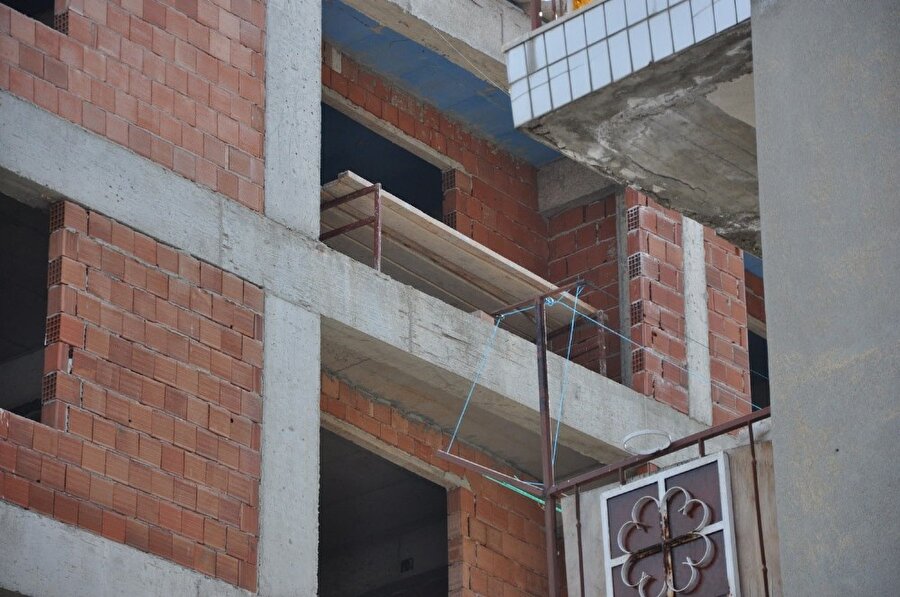 ​Uşak'ta inşaatın beşinci katında asılı kalan arkadaşını kurtarmak isterken düşen işçi öldü