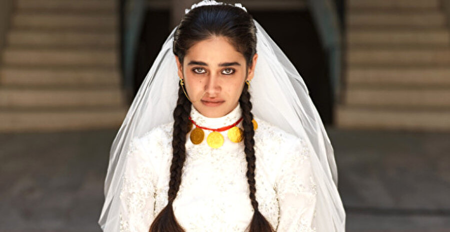 Estetik yaptıran ve saçlarında da beyazlanmaların başladığı görülen Miraloğlu, geçtiğimiz yıl eşinden boşandığı haberleriyle gündeme gelmişti.