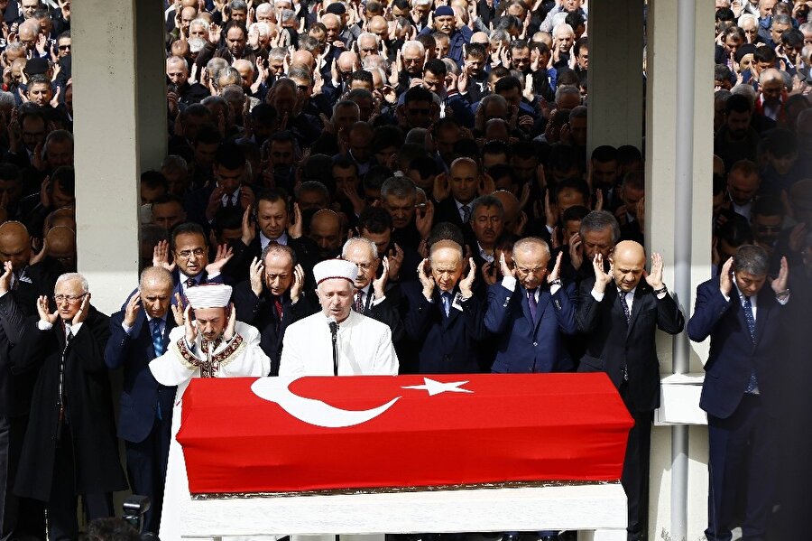 Deniz Bölükbaşı son yolculuğuna uğurlandı.