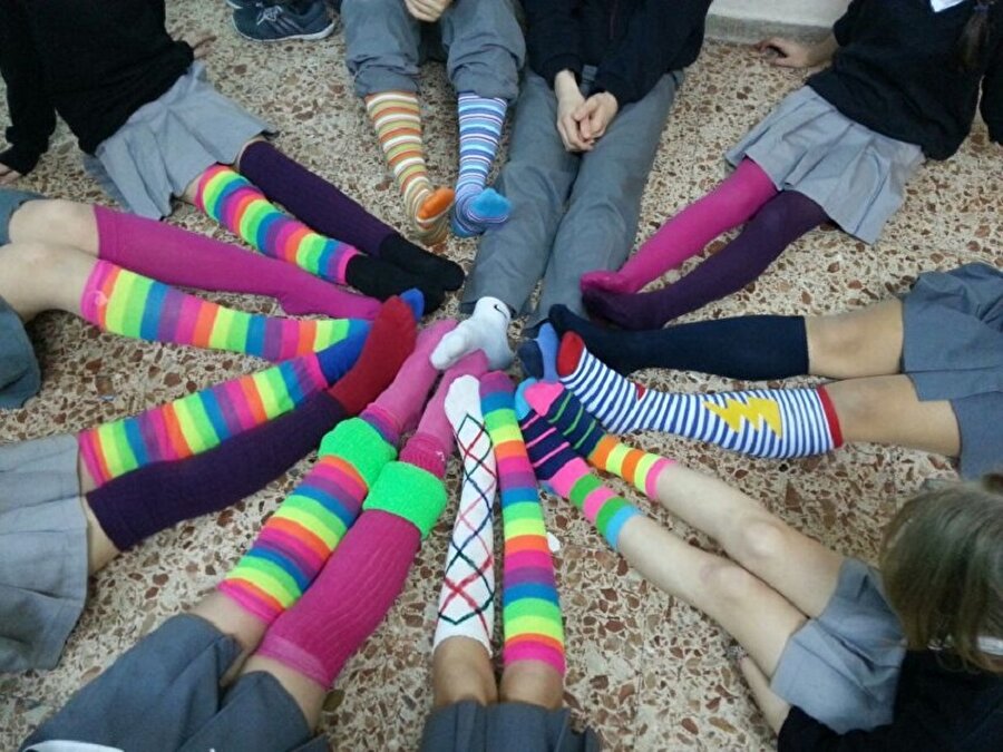 
                                    Bunun için de bir hareket başlatıldı! "Çoraplarımızı farklı giyelim" hareketi. Bu hareket ile down sendromlu insanlara farkındalık sağlanıyor ve onlarında hayata kazandırılması amaçlanıyor.
                                