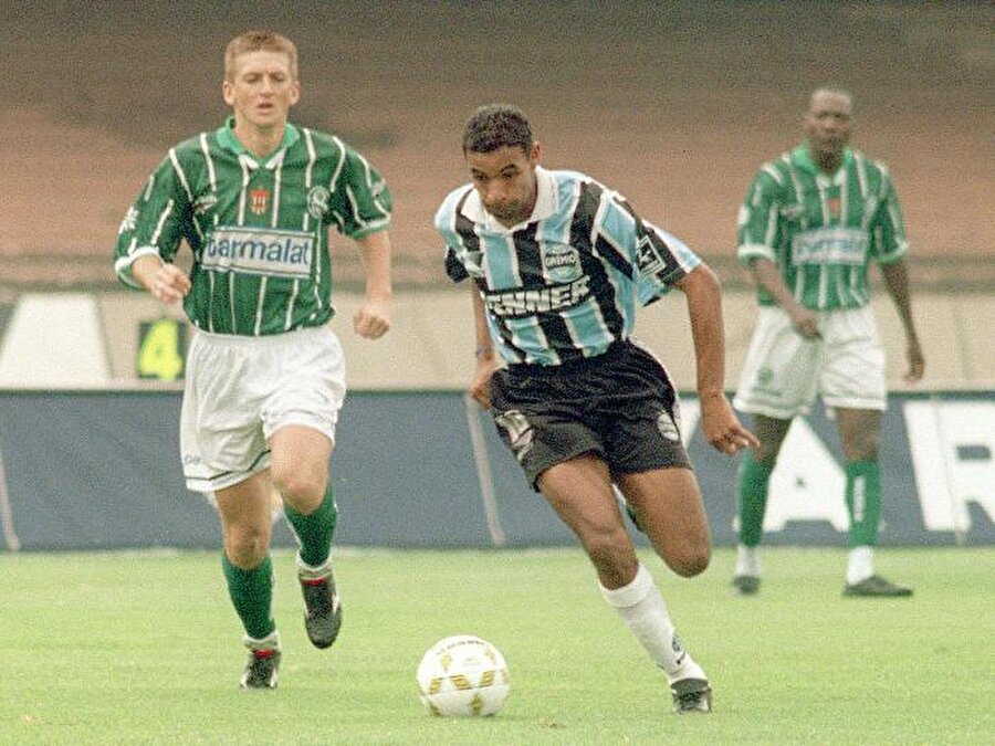 
                                    
                                    Tam adıyla Emerson Ferreira da Rosa 4 Nisan 1976'da Brezilya Pelotas'ta dünyaya geldi. Brezilya'da bir çocuğun futbolla tanışmaması mucize olarak gösterilebilir. O nedenle Emerson da henüz ilk adımlarını atmaya başladığında futbolla tanıştı. Botafogo altyapısında kariyerine adım atan Emerson, 1993'te Gremio'ya transfer oldu.
                                
                                