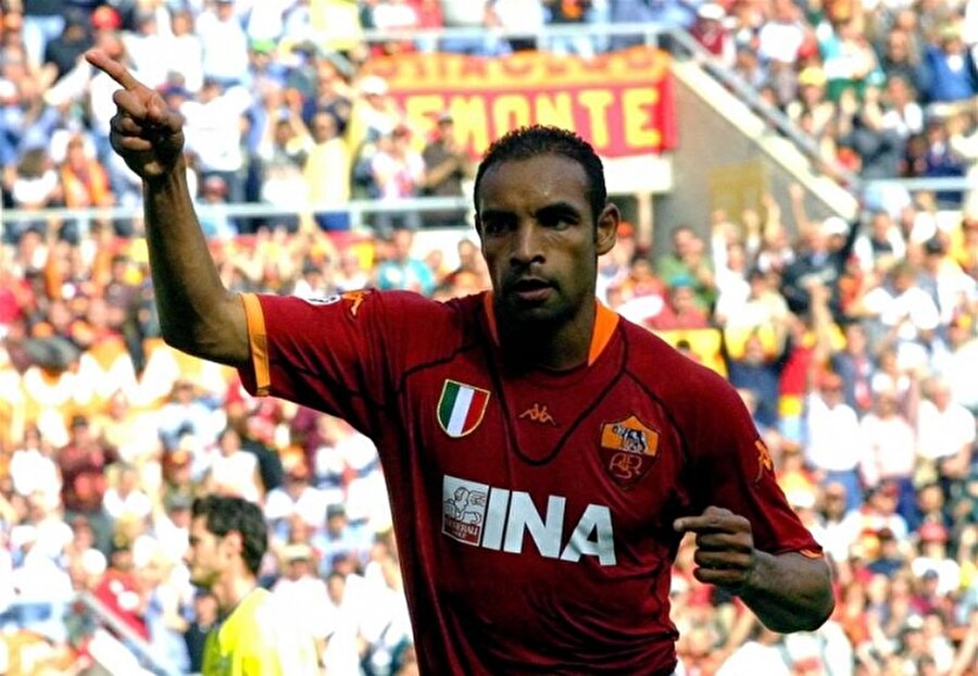 
                                    
                                    2000-2001 sezonunun başında Emerson, İtalya'nın köklü ekiplerinden Roma'ya imza attı.
                                
                                