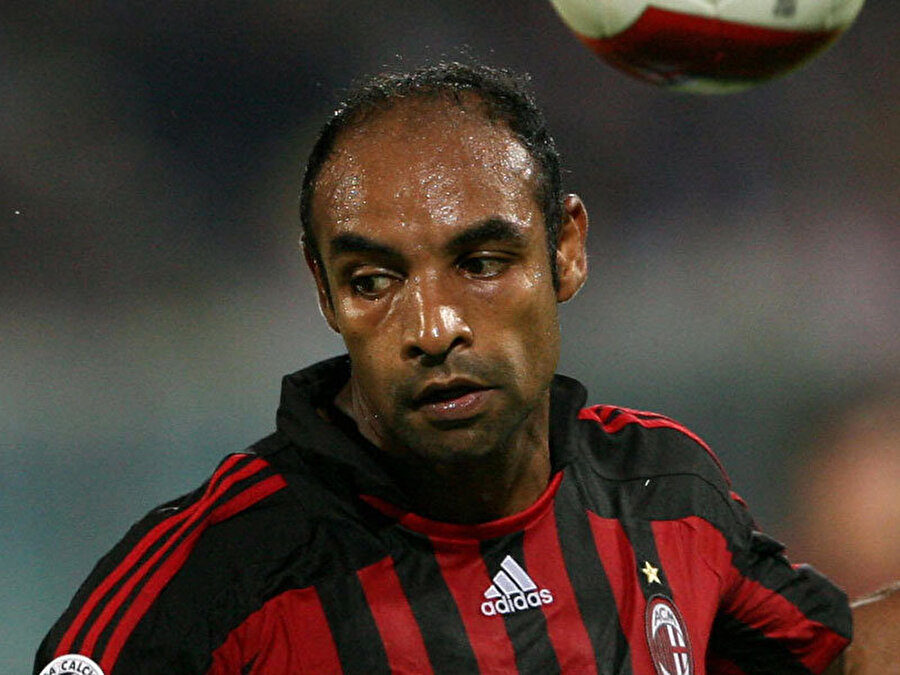 
                                    
                                    İspanya'da yapamayan Emerson bir sezonluk ayrılığın ardından 2007-2008 sezonunun başında Milan'a transfer oldu.
                                
                                
