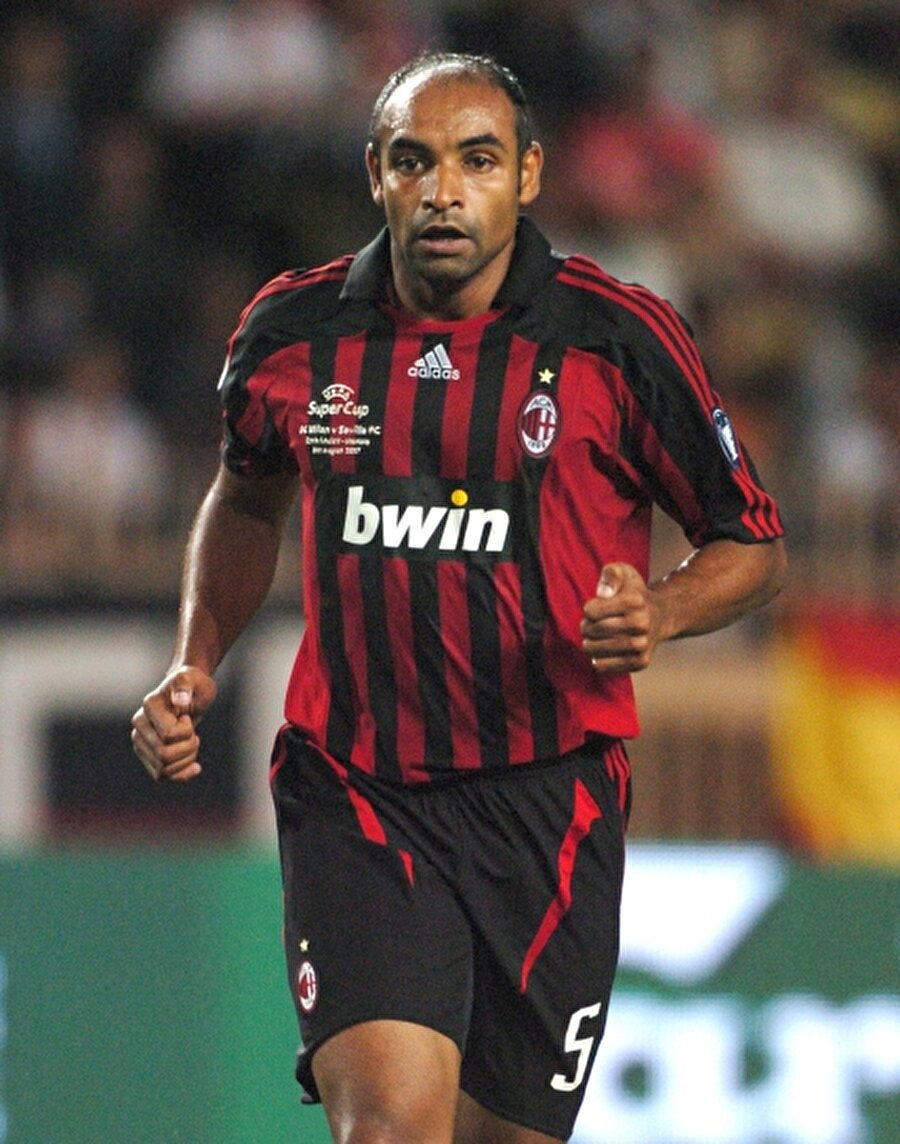 
                                    
                                    Emerson, Milan ile 40 maça çıktı. Emerson, Milan forması altında; 2007'de UEFA Süper Kupa ve 2008'de FIFA Kulüpler Dünya Kupası kazandı.
                                
                                